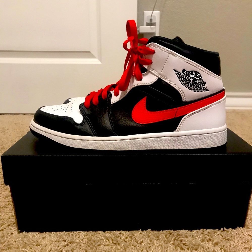 Used *Authentic* jordan 1 mid Chile red